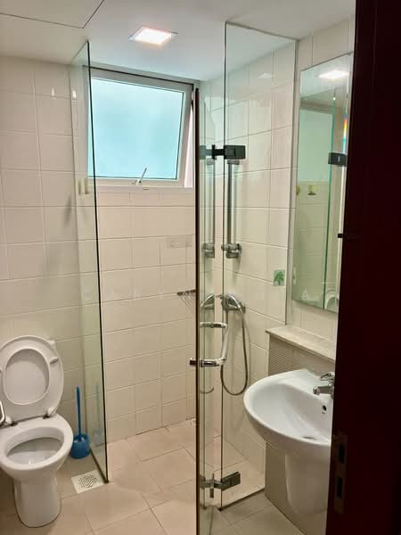 Edelweiss Park Condo, 96 Flora Road, 3 Bedrooms, 1,023 sqft, Condominium For Sale, by Caryn Chia, 500210337 - Bathroom - PropertyGuru.com.sg