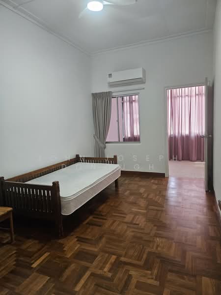 Jalan Sahabat, Jalan Sahabat, 4 Bedrooms, 2,692 sqft, Terraced House For Rent, by John Joseph Donough, 500210364 - Bedroom - PropertyGuru.com.sg