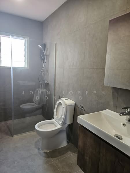 Jalan Sahabat, Jalan Sahabat, 4 Bedrooms, 2,692 sqft, Terraced House For Rent, by John Joseph Donough, 500210364 - Bathroom - PropertyGuru.com.sg