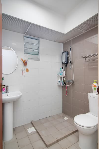 130A Lorong 1 Toa Payoh, 130A Lorong 1 Toa Payoh, 3 Bedrooms, 1,001 sqft, HDB Flat For Sale, by Shafik Yusope, 500210376 - Bathroom - PropertyGuru.com.sg