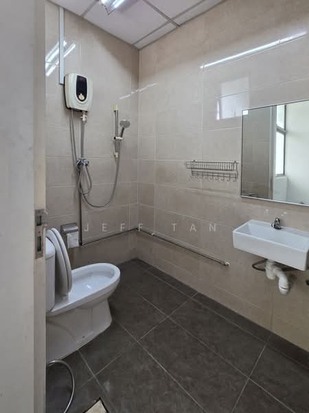 Woodlands Bizhub, 242 Woodlands Industrial Park E5, 260 sqft, Light Industrial (B1) For Rent, by Jeff Tan, 500210383 - Bathroom - CommercialGuru.com.sg