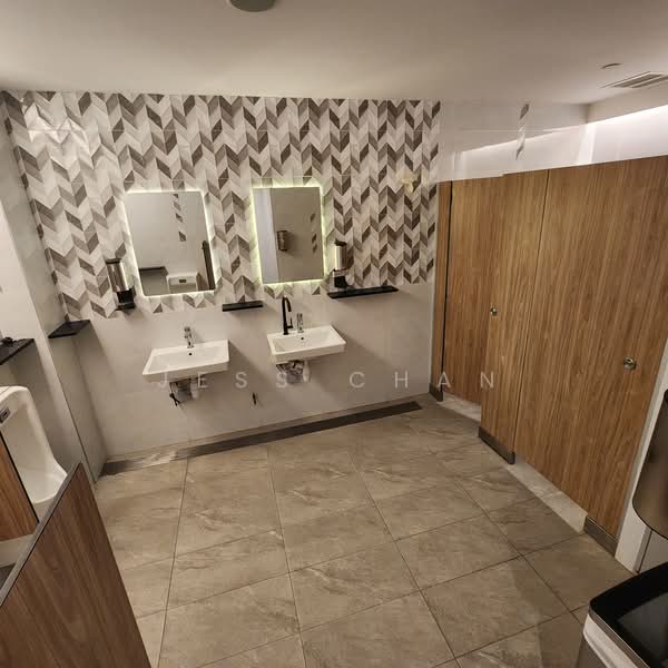 Peninsula Plaza, 111 North Bridge Road, 1,776 sqft, Office For Rent, by Jess Chan, 500210395 - Bathroom - CommercialGuru.com.sg