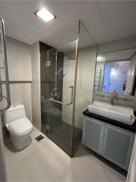 Allsworth Park, 355 Holland Road, 4 Bedrooms, 3,401 sqft, Condominium For Sale, by Perlin Ho A N, 500210396 - Common bathroom - PropertyGuru.com.sg