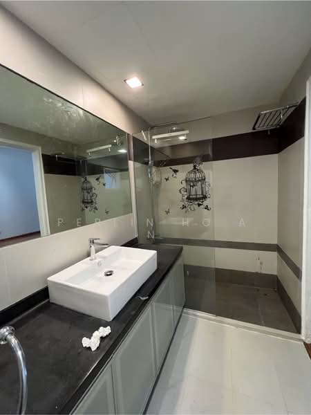Allsworth Park, 355 Holland Road, 4 Bedrooms, 3,401 sqft, Condominium For Sale, by Perlin Ho A N, 500210396 - Master bathroom - PropertyGuru.com.sg