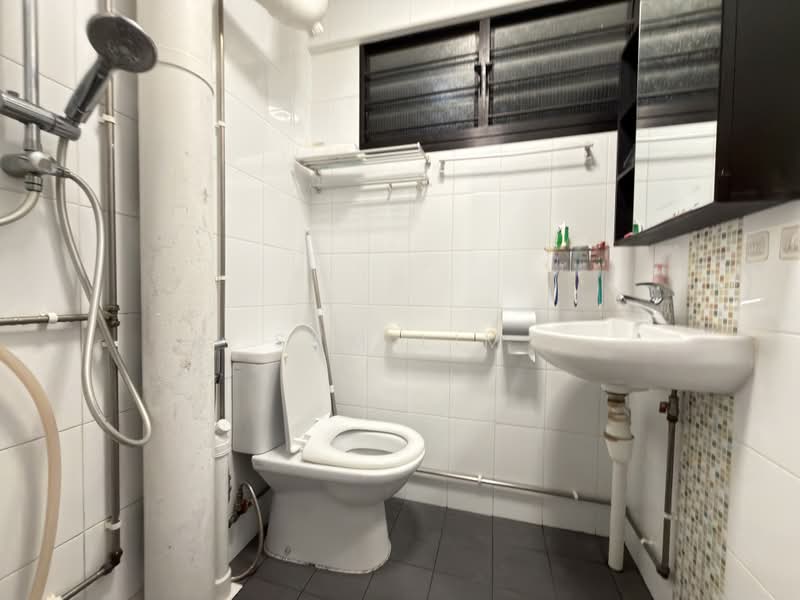 118 Serangoon North Avenue 1, 118 Serangoon North Avenue 1, 3 Bedrooms, 980 sqft, HDB Flat For Sale, by Sam Lim, 500210399 - Bathroom - PropertyGuru.com.sg