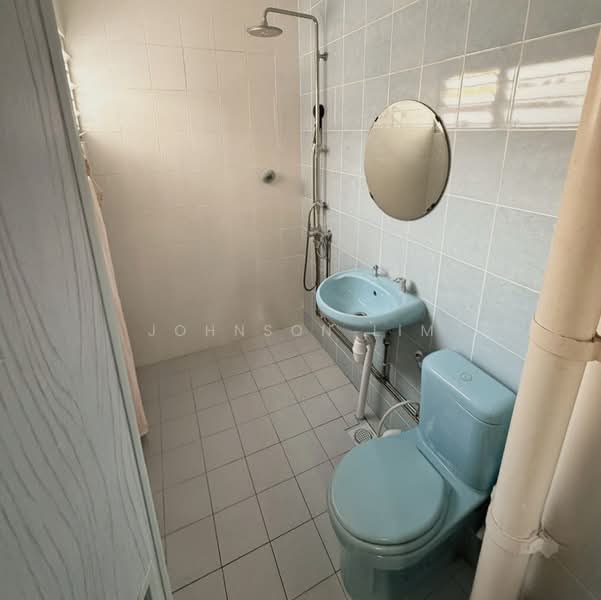 No Extension, Corner 4rm HDB feels like 5rm, Bedok MRT & Kembangan MRT, , 3 Bedrooms, 1,130 sqft, HDB Flat For Sale, by Johnson Lim, 500210404 - Bathroom - PropertyGuru.com.sg