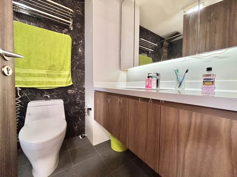 Palm Isles, 34 Flora Drive, 3 Bedrooms, 990 sqft, Condominium For Sale, by Jerlyn Tan, 500210430 - Bathroom - PropertyGuru.com.sg