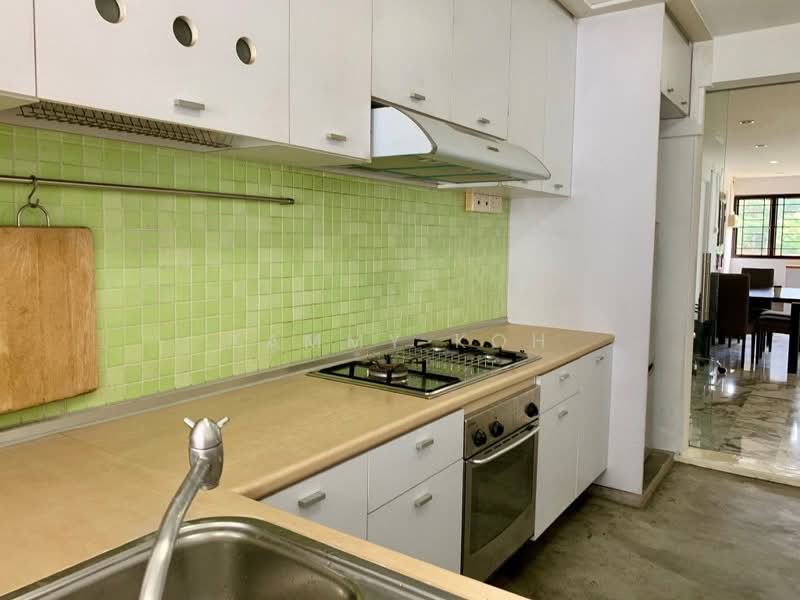 425 Ang Mo Kio Avenue 3, 425 Ang Mo Kio Avenue 3, 3 Bedrooms, 947 sqft, HDB Flat For Sale, by Tammy Koh, 500210451 - Very bright kitchen with a lot of cabinets - PropertyGuru.com.sg