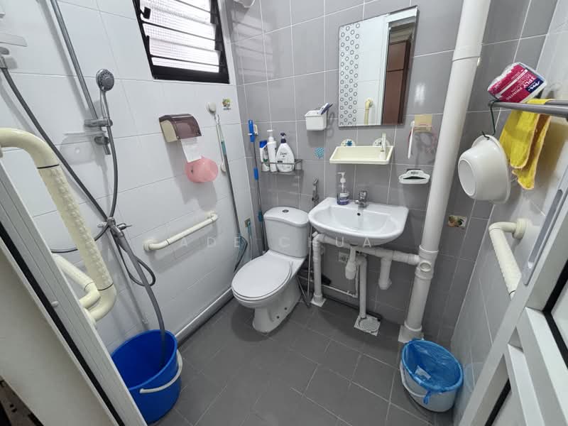 484 Jurong West Avenue 1, 484 Jurong West Avenue 1, 2 Bedrooms, 721 sqft, HDB Flat For Sale, by Ade Chua, 500210453 - Master Bedroom’s Bathroom - PropertyGuru.com.sg