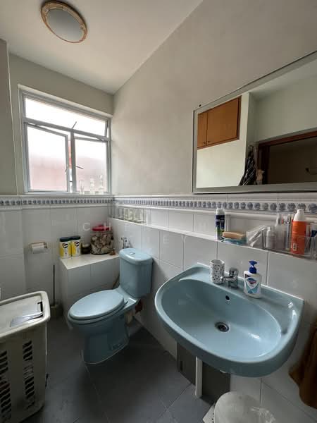 Gray Lane Walk up apartment, Gray Lane, Eunos / Geylang / Paya Lebar, 3 Bedrooms, 1,399 sqft, Apartment For Sale, by Chen Shu Huey, 500210456 - Bathroom - PropertyGuru.com.sg