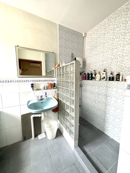 Gray Lane Walk up apartment, Gray Lane, Eunos / Geylang / Paya Lebar, 3 Bedrooms, 1,399 sqft, Apartment For Sale, by Chen Shu Huey, 500210456 - Bathroom - PropertyGuru.com.sg