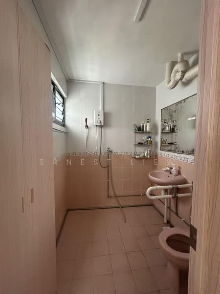 815 Tampines Avenue 4, 815 Tampines Avenue 4, 3 Bedrooms, 1,302 sqft, HDB Flat For Sale, by Ernest Liew, 500210558 - Bathroom - PropertyGuru.com.sg