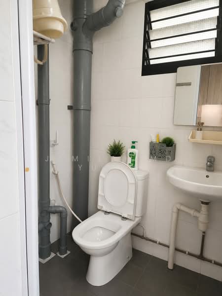 147 Yishun Street 11, 147 Yishun Street 11, 3 Bedrooms, 1,001 sqft, HDB Flat For Sale, by Jamilah Md Yusof, 500210579 - Bathroom - PropertyGuru.com.sg