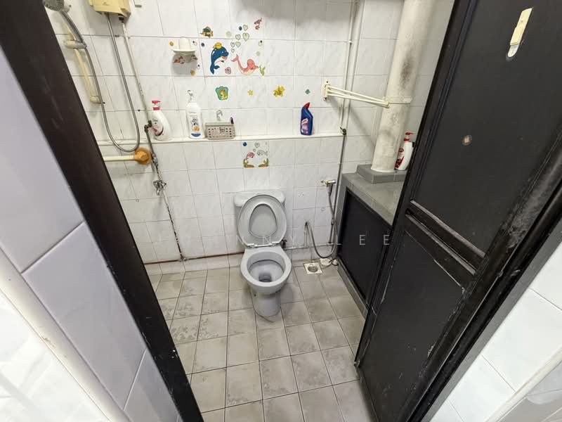 614 Woodlands Avenue 4, 614 Woodlands Avenue 4, 3 Bedrooms, 1,097 sqft, HDB Flat For Sale, by Johnny Lee, 500210660 - Bathroom - PropertyGuru.com.sg