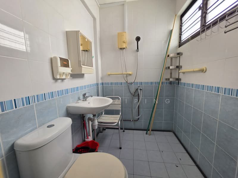 685 Hougang Street 61, 685 Hougang Street 61, 3 Bedrooms, 915 sqft, HDB Flat For Sale, by Leow Ziping, 500210689 - Bathroom - PropertyGuru.com.sg
