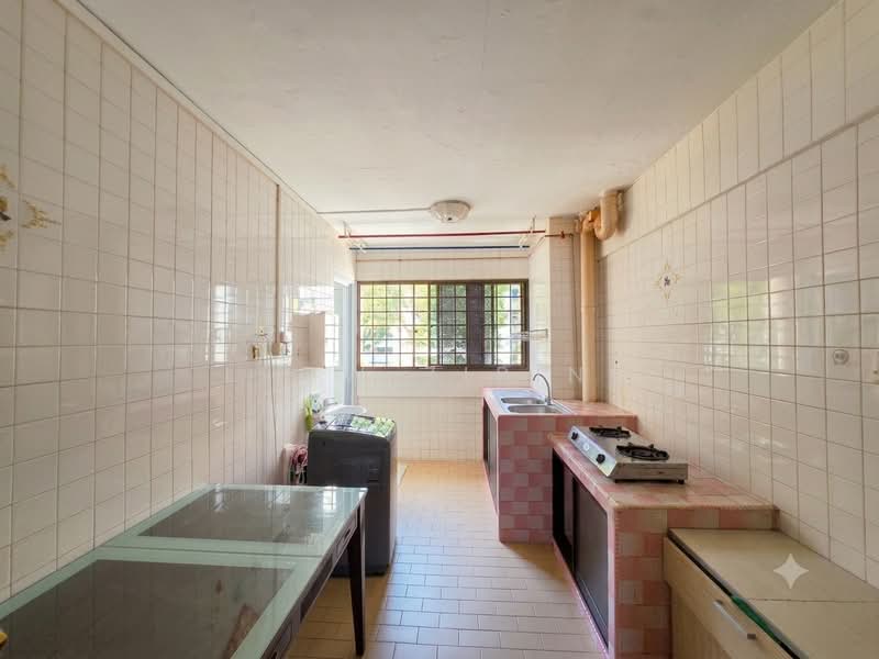 685 Hougang Street 61, 685 Hougang Street 61, 3 Bedrooms, 915 sqft, HDB Flat For Sale, by Leow Ziping, 500210689 - Kitchen - PropertyGuru.com.sg