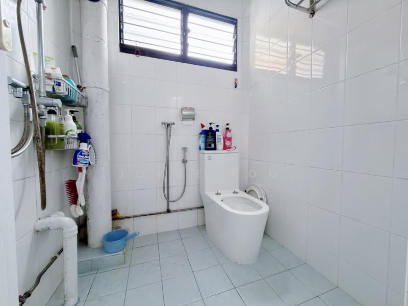 217 Yishun Street 21, 217 Yishun Street 21, 3 Bedrooms, 1,001 sqft, HDB Flat For Sale, by Joyce Hoo, 500210696 - Bathroom - PropertyGuru.com.sg