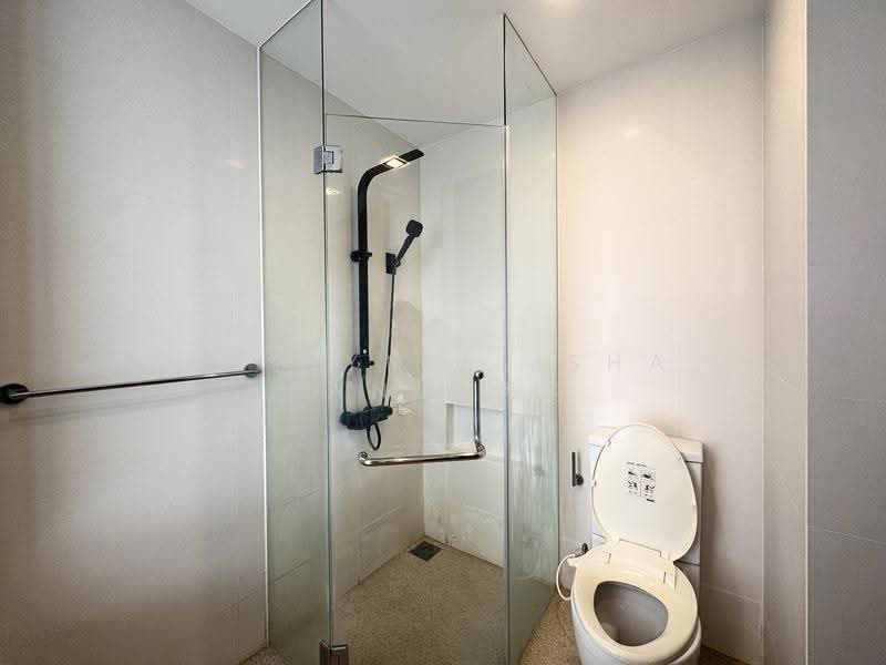 Master Ensuite Bathroom with Windows