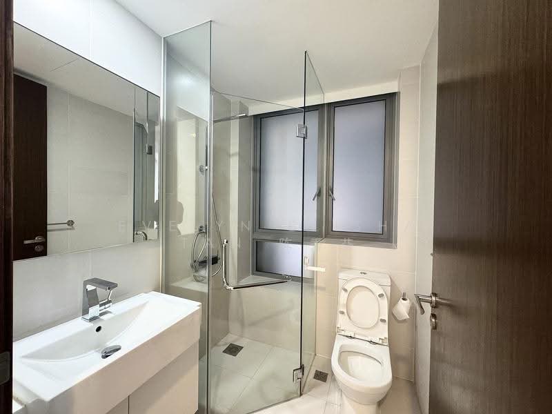 Common Bathroom with Windows