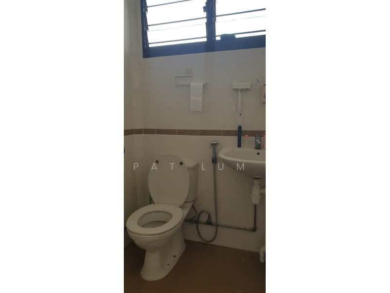 363 Bukit Batok Street 31, 363 Bukit Batok Street 31, 3 Bedrooms, 1,012 sqft, HDB Flat For Sale, by Pat Lum, 500210742 - Bathroom - PropertyGuru.com.sg