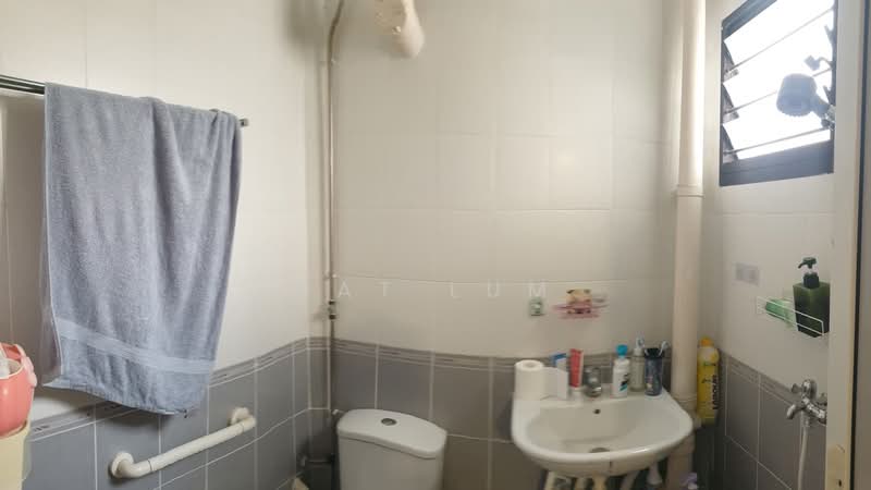363 Bukit Batok Street 31, 363 Bukit Batok Street 31, 3 Bedrooms, 1,012 sqft, HDB Flat For Sale, by Pat Lum, 500210742 - Bathroom - PropertyGuru.com.sg