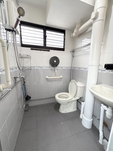 547 Ang Mo Kio Avenue 10, 547 Ang Mo Kio Avenue 10, 2 Bedrooms, 925 sqft, HDB Flat For Rent, by Calvin Ng, 500210755 - Master Bathroom - PropertyGuru.com.sg