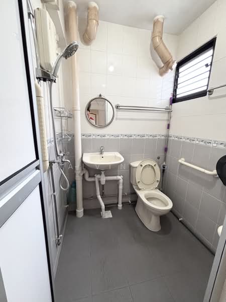 547 Ang Mo Kio Avenue 10, 547 Ang Mo Kio Avenue 10, 2 Bedrooms, 925 sqft, HDB Flat For Rent, by Calvin Ng, 500210755 - Bathroom - PropertyGuru.com.sg
