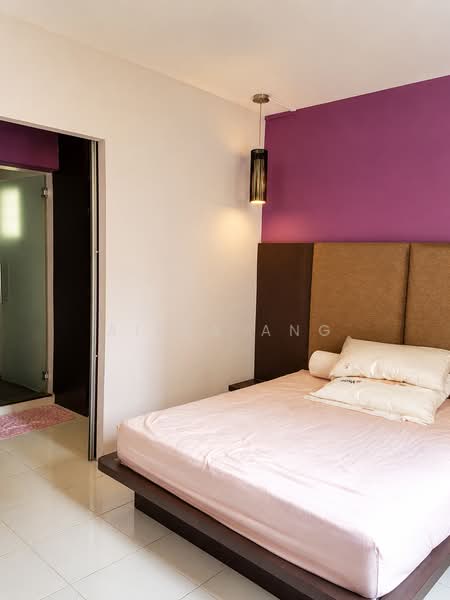 640 Choa Chu Kang Street 64, 640 Choa Chu Kang Street 64, 2 Bedrooms, 1,076 sqft, HDB Flat For Sale, by Ailsa Ang, 500210776 - Master Bedroom With Walk In Wardrobe - PropertyGuru.com.sg