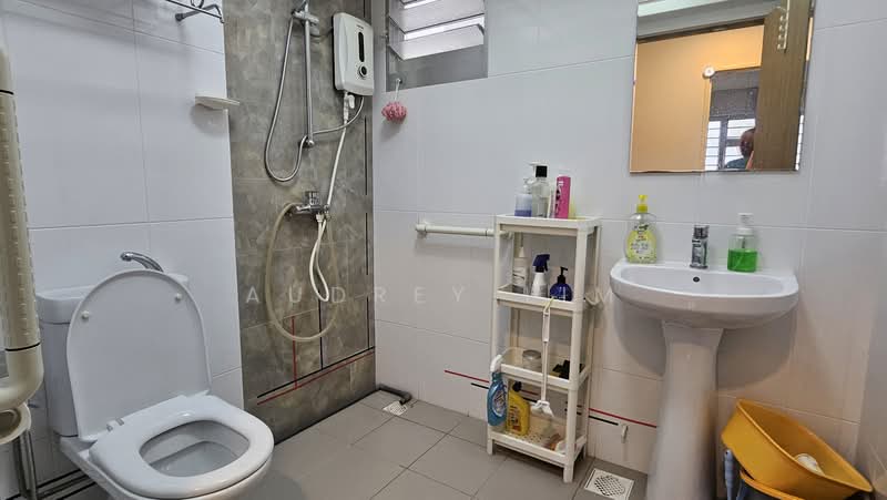 228A Ang Mo Kio Street 23, 228A Ang Mo Kio Street 23, 3 Bedrooms, 1,216 sqft, HDB Flat For Sale, by Audrey Lim, 500210793 - Bathroom - PropertyGuru.com.sg