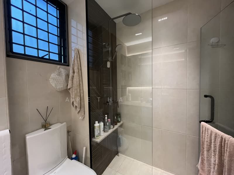 Carissa Park Condo, 4 Flora Drive, 2 Bedrooms, 1,001 sqft, Condominium For Rent, by Aretha Lee, 500210797 - Bathroom - PropertyGuru.com.sg