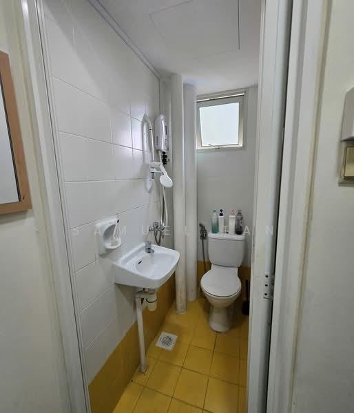Queens, 16 Stirling Road, Room Rental, 100 sqft, Condominium For Rent, by Samuel Tan, 500210805 - Bathroom 2 - PropertyGuru.com.sg