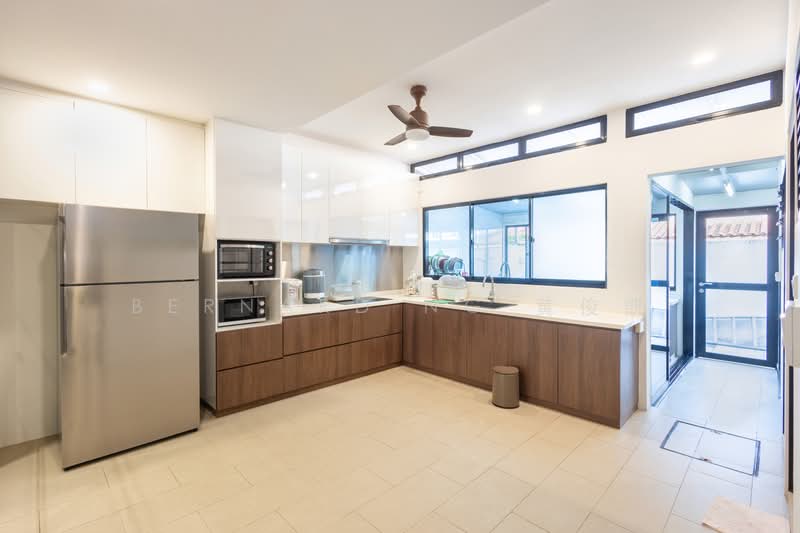 D19 Landed for sale! Within 1km Maris Stella, short walk to Bartley MRT!, How Sun Drive, Lorong How Sun, Bartley Road, 5 Bedrooms, 3,200 sqft, Terraced House For Sale, by Bernard Ng 黄俊凯, 500210807 - Kitchen - PropertyGuru.com.sg