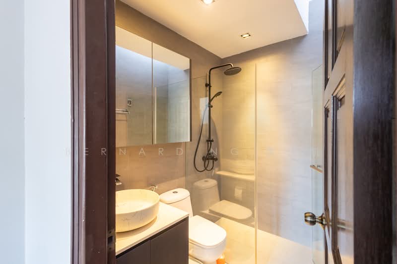D19 Landed for sale! Within 1km Maris Stella, short walk to Bartley MRT!, How Sun Drive, Lorong How Sun, Bartley Road, 5 Bedrooms, 3,200 sqft, Terraced House For Sale, by Bernard Ng 黄俊凯, 500210807 - Bathroom - PropertyGuru.com.sg