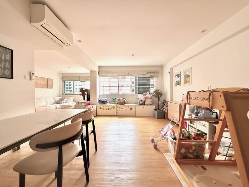 941 Hougang Street 92, 941 Hougang Street 92, 3 Bedrooms, 1,302 sqft, HDB Flat For Sale, by Wenaline Toh Wei Shi, 500210820 - Living Room - PropertyGuru.com.sg