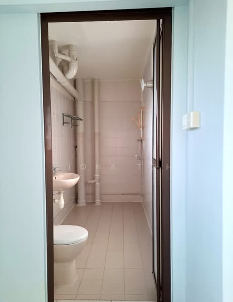 637 Choa Chu Kang North 6, 637 Choa Chu Kang North 6, 4 Bedrooms, 1,528 sqft, HDB Flat For Rent, by Fiona Toh, 500210884 - Bathroom - PropertyGuru.com.sg