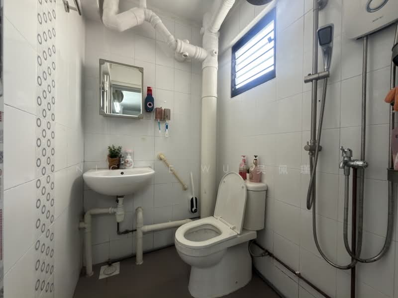 247 Jurong East Street 24, 247 Jurong East Street 24, 2 Bedrooms, 732 sqft, HDB Flat For Sale, by Nicole Wu 吴佩瑾, 500210893 - Bathroom - PropertyGuru.com.sg