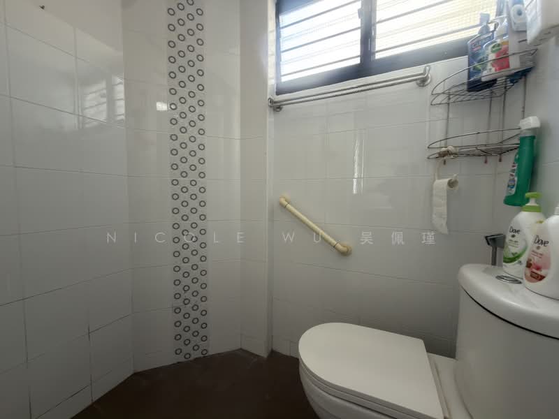 247 Jurong East Street 24, 247 Jurong East Street 24, 2 Bedrooms, 732 sqft, HDB Flat For Sale, by Nicole Wu 吴佩瑾, 500210893 - Bathroom - PropertyGuru.com.sg