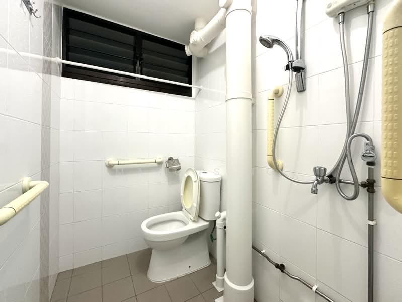 578 Ang Mo Kio Avenue 10, 578 Ang Mo Kio Avenue 10, 2 Bedrooms, 871 sqft, HDB Flat For Sale, by Marcus Ng, 500210921 - Bathroom - PropertyGuru.com.sg