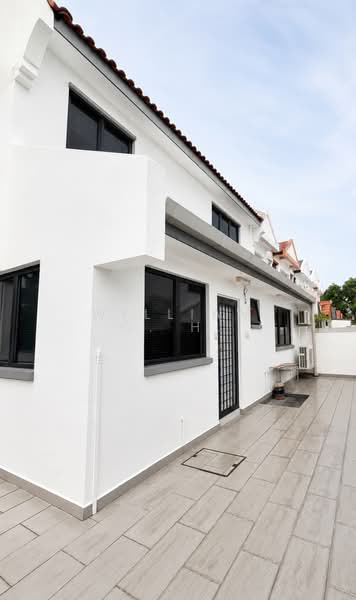 Only $1,6xx PSF D28 Freehold Spacious well maintained Corner Terrace with huge garden, Gerald Drive/Gerald Terrace/Gerald Crescent, 4 Bedrooms, 3,000 sqft, Corner Terrace For Sale, by William C. H., 500210922 - Exterior - PropertyGuru.com.sg