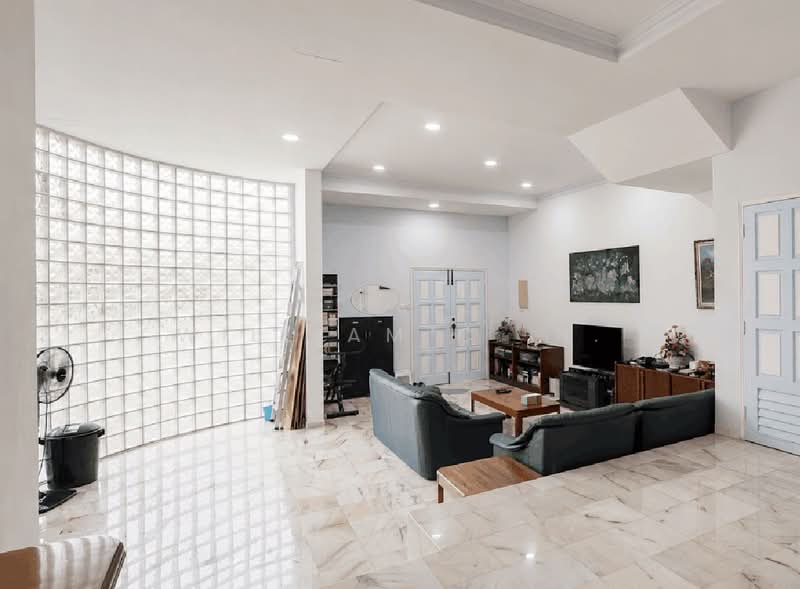 Only $1,6xx PSF D28 Freehold Spacious well maintained Corner Terrace with huge garden, Gerald Drive/Gerald Terrace/Gerald Crescent, 4 Bedrooms, 3,000 sqft, Corner Terrace For Sale, by William C. H., 500210922 - Living Room - PropertyGuru.com.sg