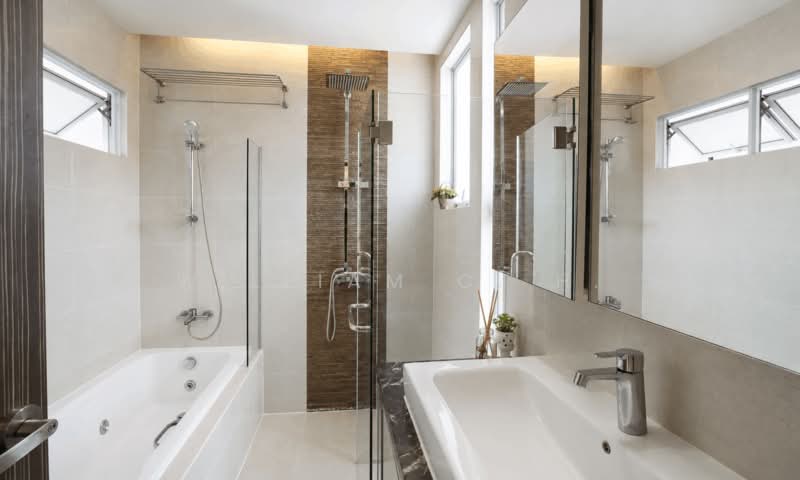 Only $1,6xx PSF D28 Freehold Spacious well maintained Corner Terrace with huge garden, Gerald Drive/Gerald Terrace/Gerald Crescent, 4 Bedrooms, 3,000 sqft, Corner Terrace For Sale, by William C. H., 500210922 - Bathroom - PropertyGuru.com.sg