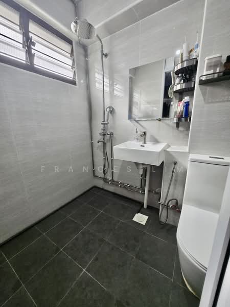 445 Hougang Avenue 8, 445 Hougang Avenue 8, 3 Bedrooms, 1,130 sqft, HDB Flat For Sale, by Frances Lim, 500210935 - Bathroom - PropertyGuru.com.sg