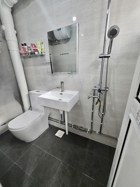445 Hougang Avenue 8, 445 Hougang Avenue 8, 3 Bedrooms, 1,130 sqft, HDB Flat For Sale, by Frances Lim, 500210935 - Bathroom - PropertyGuru.com.sg