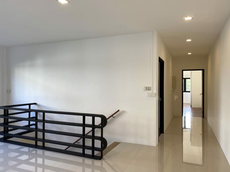 CLACTON ROAD, , 5 Bedrooms, 5,200 sqft, Semi-Detached House For Rent, by Sheena Lim B P, 500210944 - Corridor - PropertyGuru.com.sg