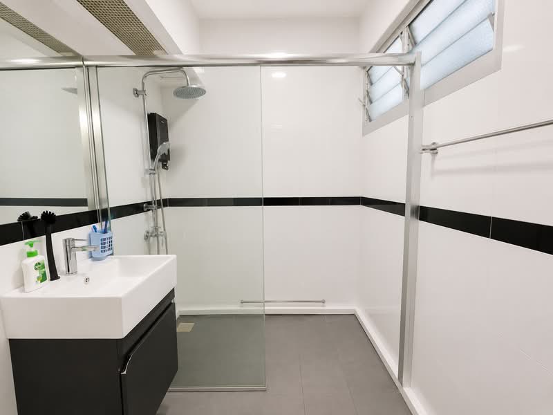 413 Jurong West Street 42, 413 Jurong West Street 42, 3 Bedrooms, 1,119 sqft, HDB Flat For Sale, by Kelvin Sin, 500210950 - Bathroom - PropertyGuru.com.sg