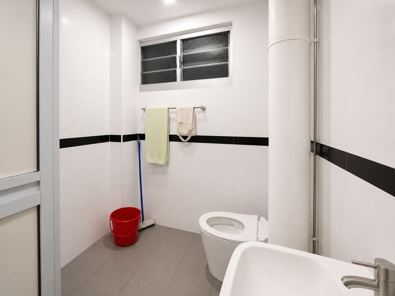 413 Jurong West Street 42, 413 Jurong West Street 42, 3 Bedrooms, 1,119 sqft, HDB Flat For Sale, by Kelvin Sin, 500210950 - Bathroom - PropertyGuru.com.sg