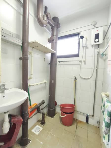 221 Lorong 8 Toa Payoh, 221 Lorong 8 Toa Payoh, 3 Bedrooms, 883 sqft, HDB Flat For Sale, by Li Zhen Tan, 500210959 - Bathroom - PropertyGuru.com.sg