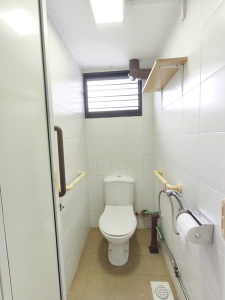 221 Lorong 8 Toa Payoh, 221 Lorong 8 Toa Payoh, 3 Bedrooms, 883 sqft, HDB Flat For Sale, by Li Zhen Tan, 500210959 - Bathroom - PropertyGuru.com.sg