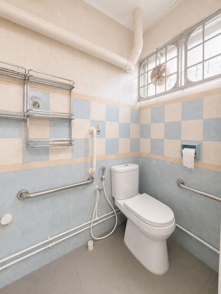 211 Serangoon Avenue 4, 211 Serangoon Avenue 4, 3 Bedrooms, 1,012 sqft, HDB Flat For Sale, by Joshua Tan, 500211026 - Bathroom - PropertyGuru.com.sg