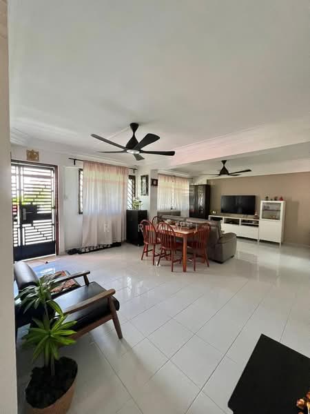 423 Choa Chu Kang Avenue 4, 423 Choa Chu Kang Avenue 4, 3 Bedrooms, 1,112 sqft, HDB Flat For Sale, by R Ravi, 500211046 - Living Room - PropertyGuru.com.sg